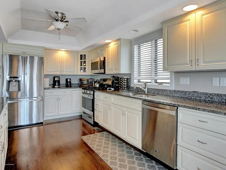 374 Aldo Dr — Photo 10