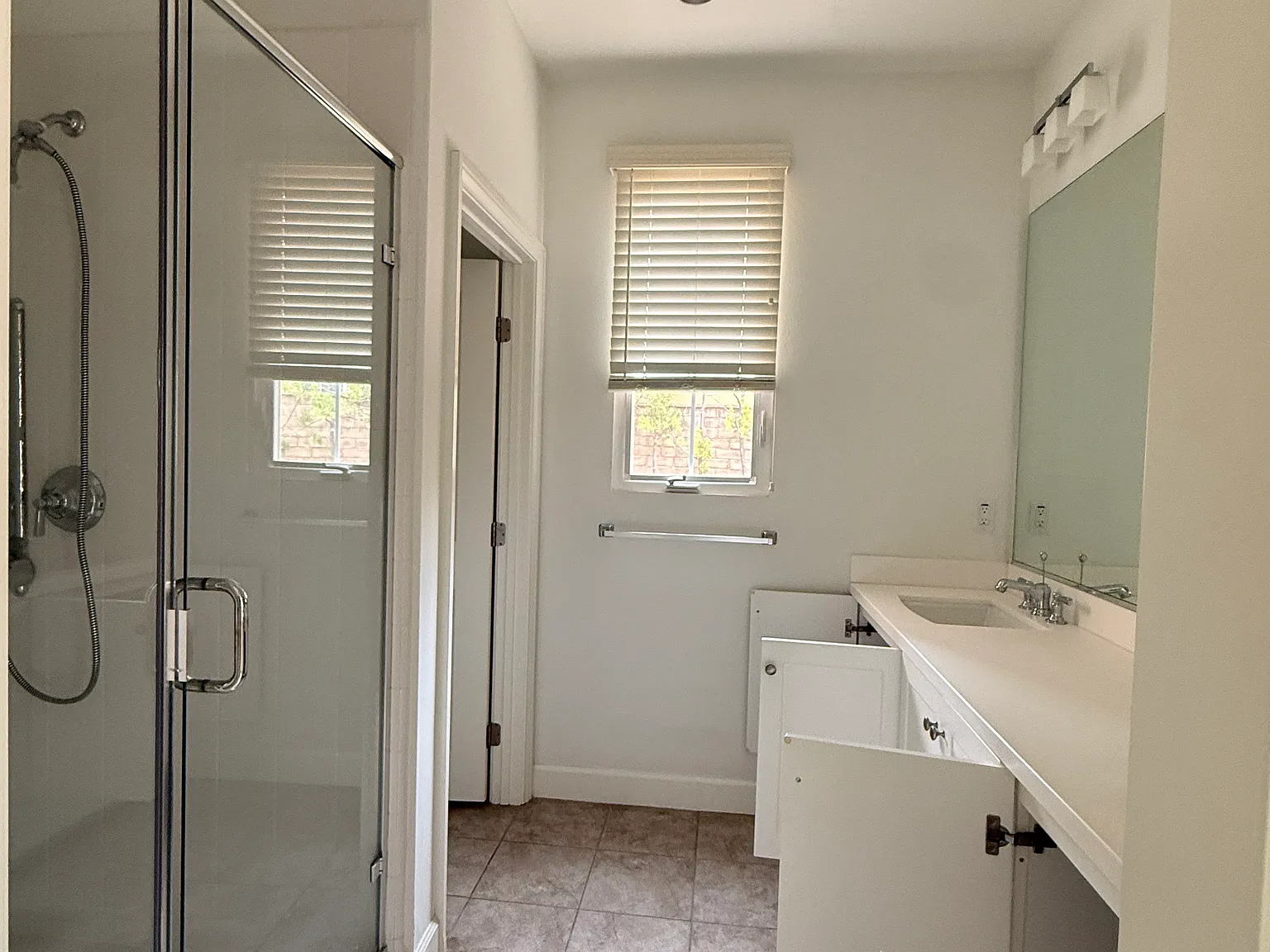 4 bed, 2402 sqft, $6,100 — Photo 4