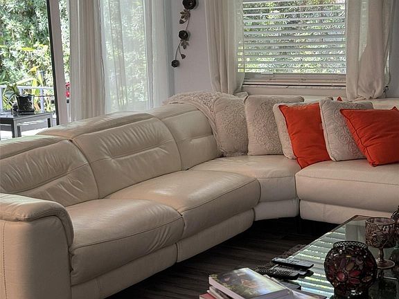 5th image of 813 NW 98th Avenue