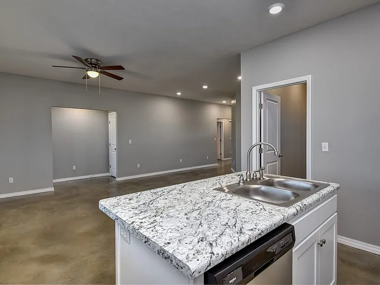 607B W Morgan Ct — Photo 12