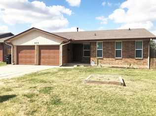 633 SW 10th St, Moore, OK 73160