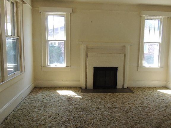 3rd image of 104 Parkwood Dr