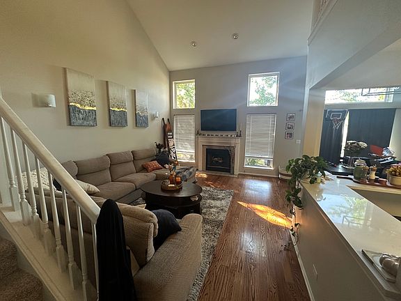 3rd image of 322 E Tall Oaks Ln