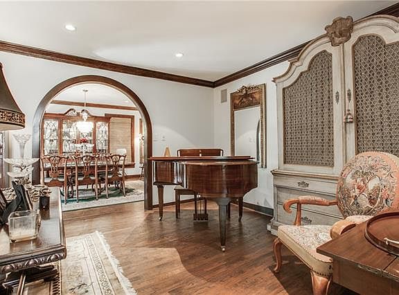 5th image of 3732 Normandy Ave