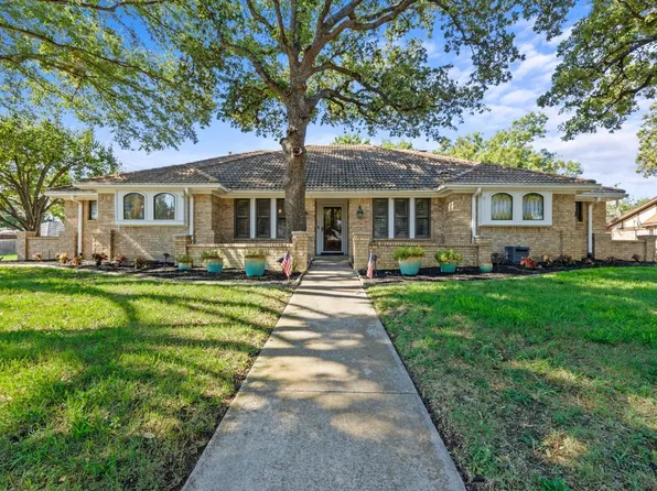 401 Mayfair Ct, Hurst, TX 76054