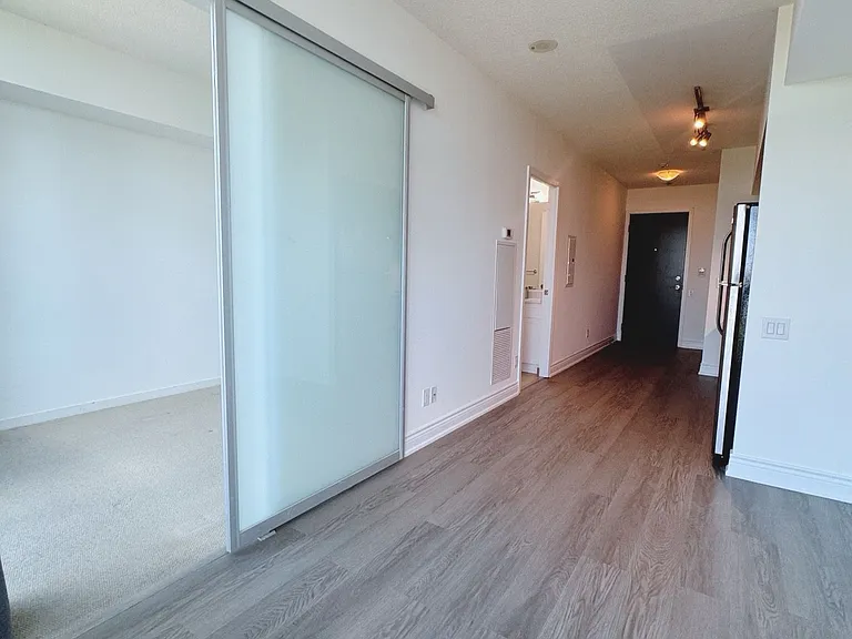 105 The Queensway #1008 — Photo 15
