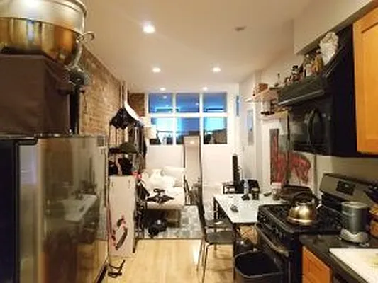 Rented by MCR Realty | media 32