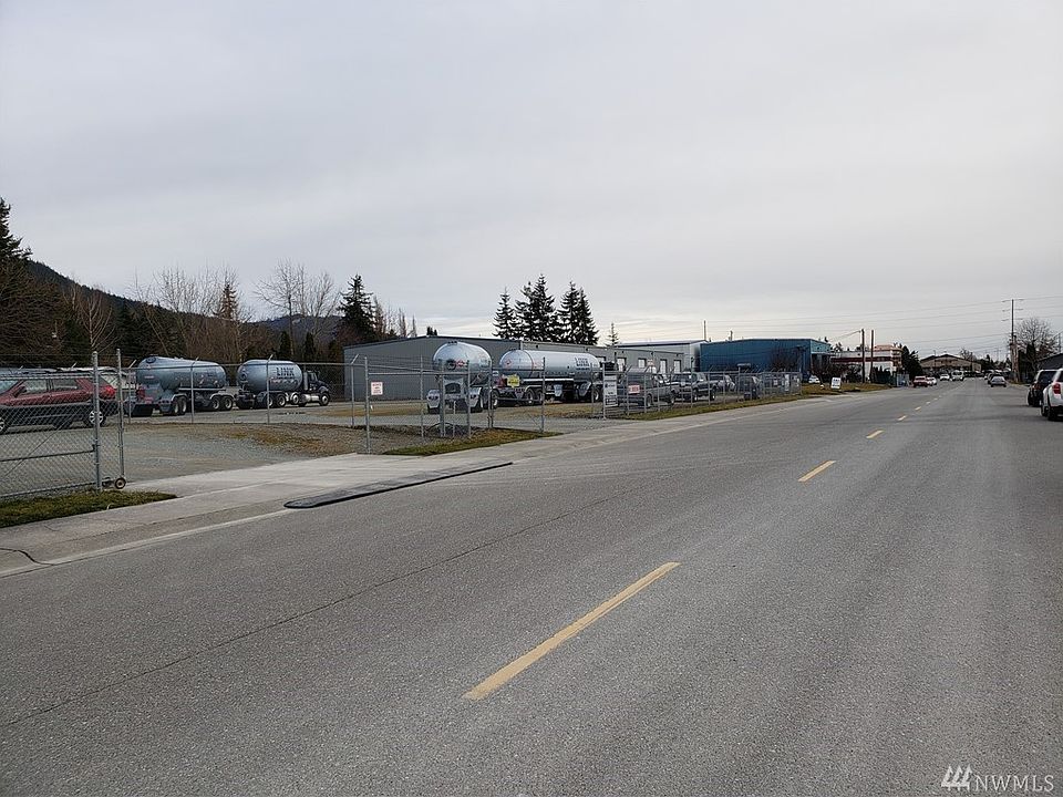 2nd image of 1724 Railroad Ave