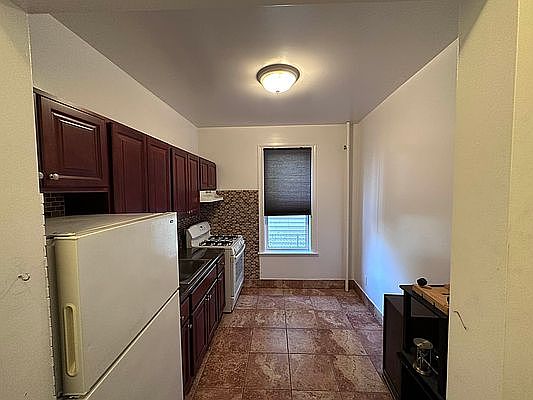 5th image of 2568 37th St #9
