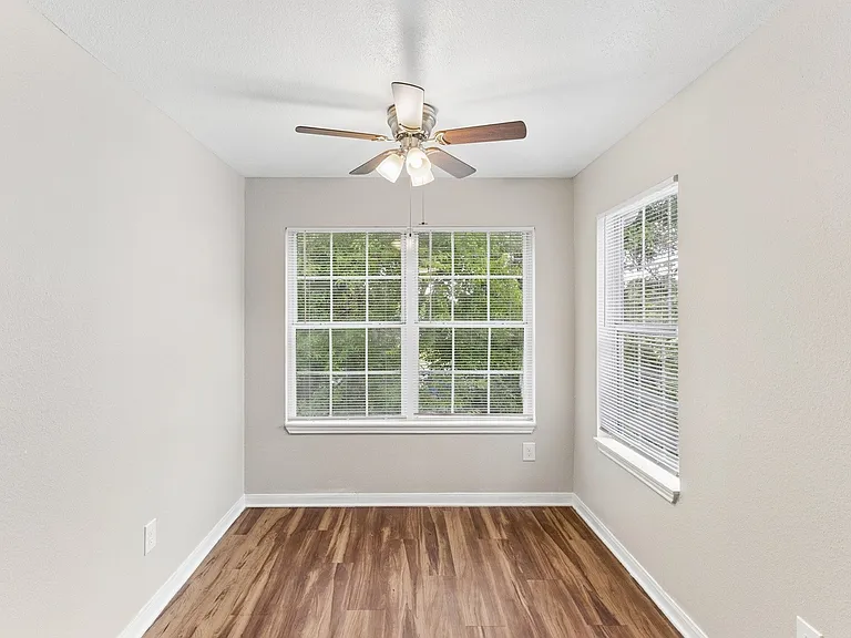 Willow Creek Apartments — Photo 9