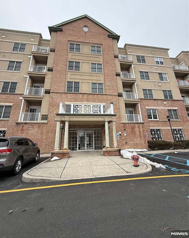 1203 Windsor Park Ct #203 — Overpeck Golf Course