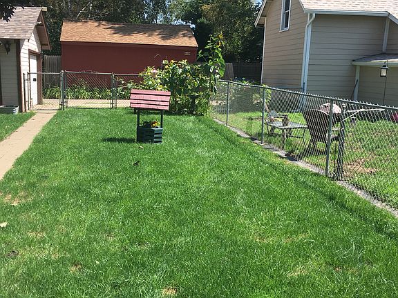 Beautiful well kept yard. 