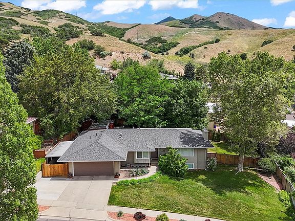 2nd image of 920 N Little Valley Rd