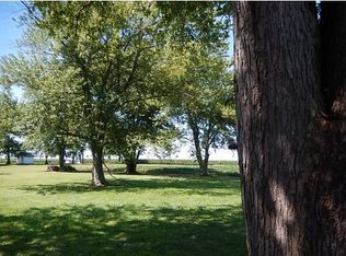 211 N Walnut St, Oconee, IL 62553