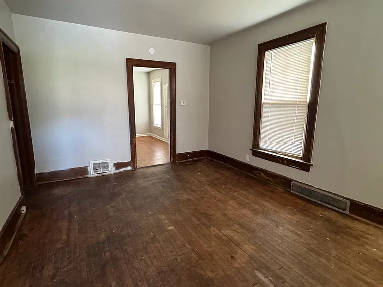 330 E Chambers St — Photo 5