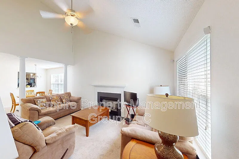 4 bed, 2.5 bath, 1564 sqft, $1,700 — Photo 1