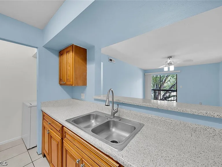 2885 Winkler Ave #612 — Photo 9