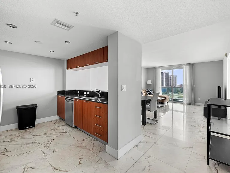 1800 N Bayshore Dr #1806 — Photo 6