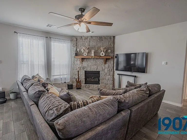 2501 Caden Ct — Photo 4