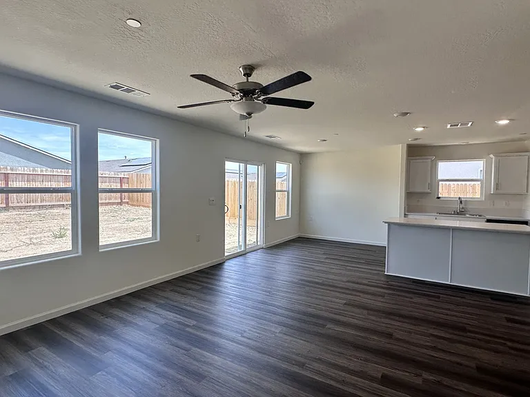 651 Skyler Ln — Photo 2