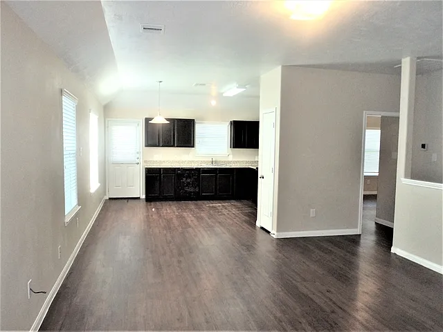 4 bed, 2.0 bath, 1433 sqft, $1,865 — Photo 3