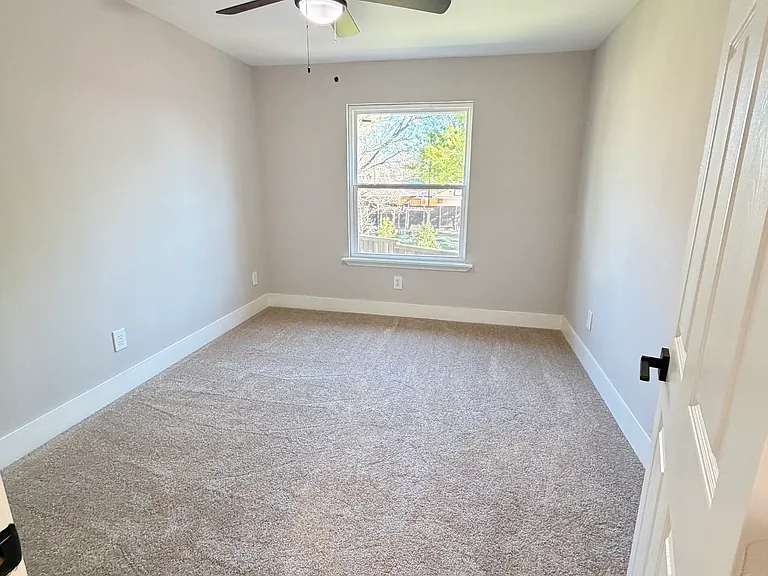 300 Woodhollow Ct — Photo 6