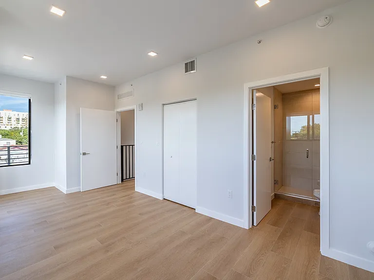 1376 SW 4th St #401 — Photo 7