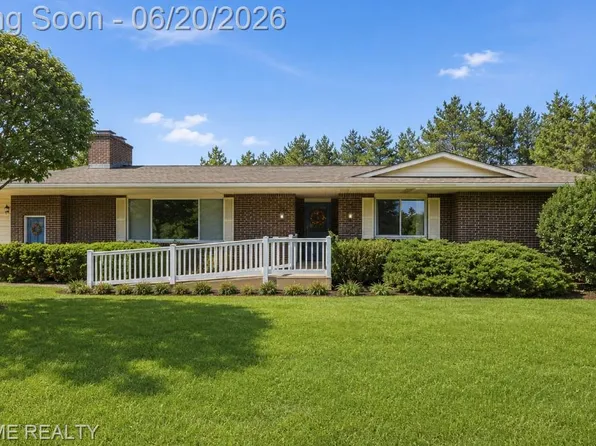 1661 Madeline Dr, Lapeer, MI 48446