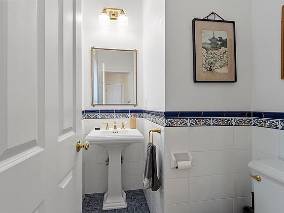 4th image of 5 Vine Brook Way #5