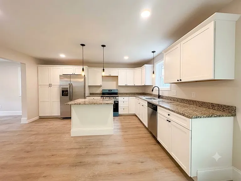 546 Main St — Photo 10
