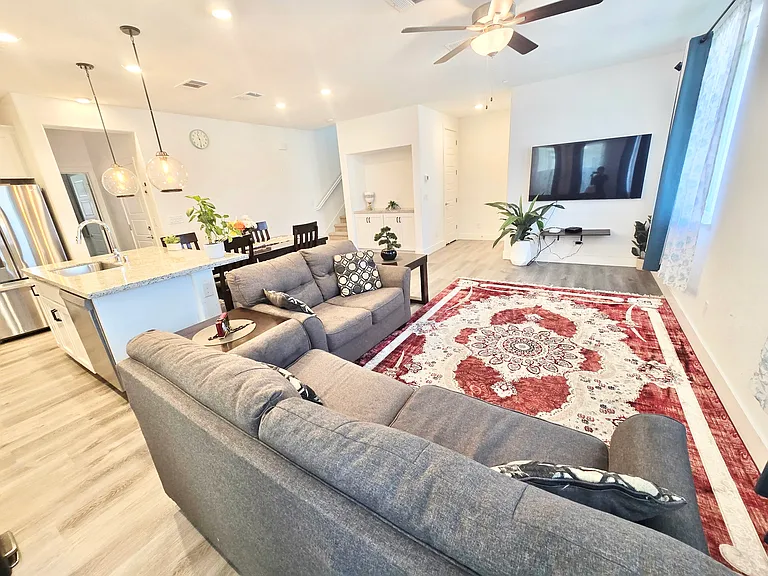 2137 Hunt St — Photo 3