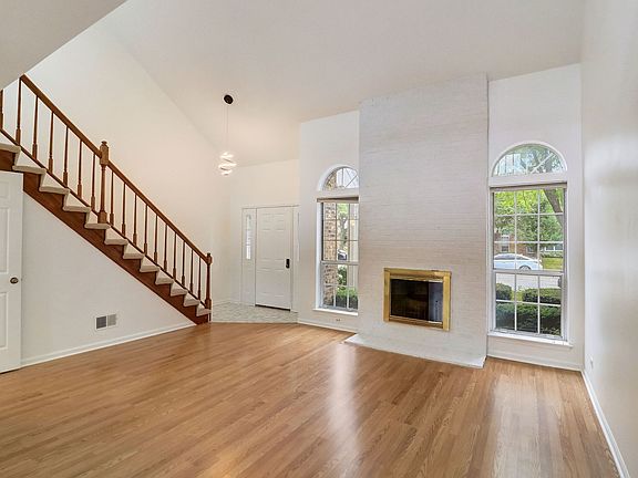 4th image of 4018 Newport Ln #135