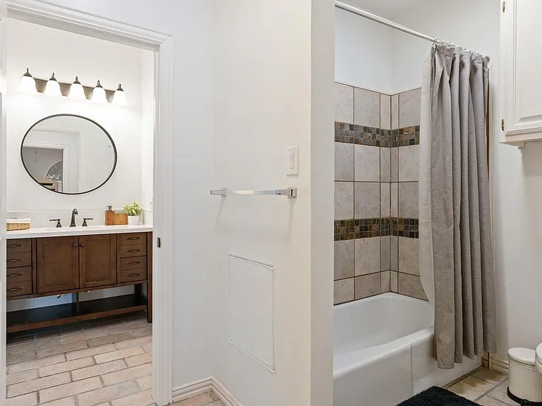 7701 Ridgeway Ct — Photo 16