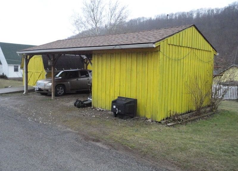 2nd image of 210 Oak St