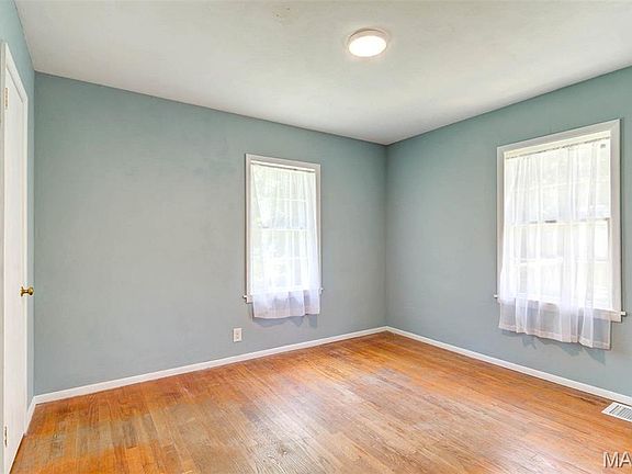 5th image of 50 Oakwood Ln