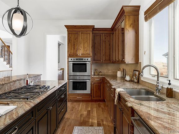4th image of 2860 Clinton Street