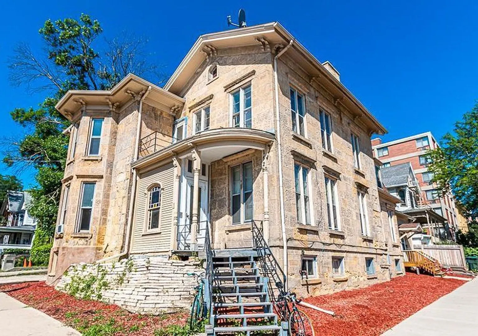 152 East Johnson St — Photo 3