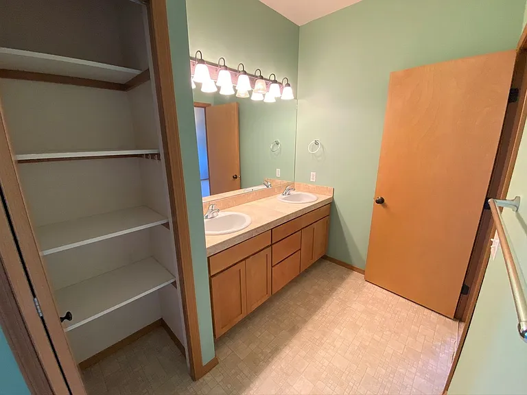 2405 N Lilac Way — Photo 30