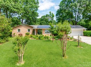 8221 Fallsdale Dr, Charlotte, NC 28214