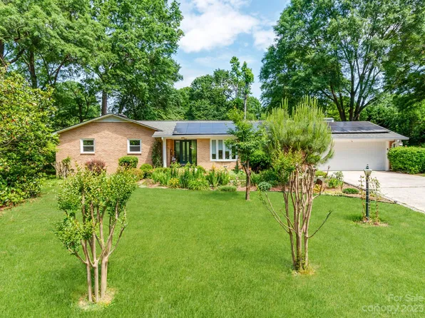 8221 Fallsdale Dr, Charlotte, NC 28214