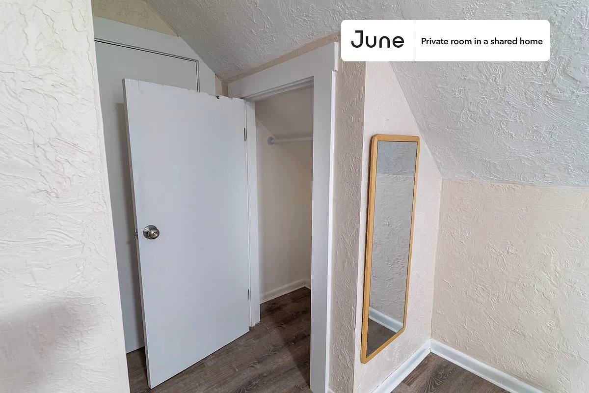 Queen bedroom in 6 bed/2 bath home in Allston #1735 E — Photo 3