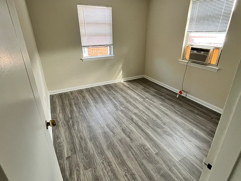 811 Barnaby St SE #101 — Photo 8