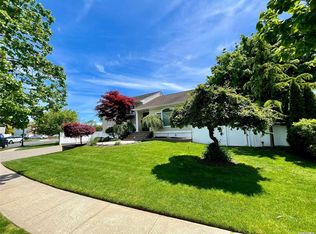 17 Hastings Rd, Massapequa, NY 11758