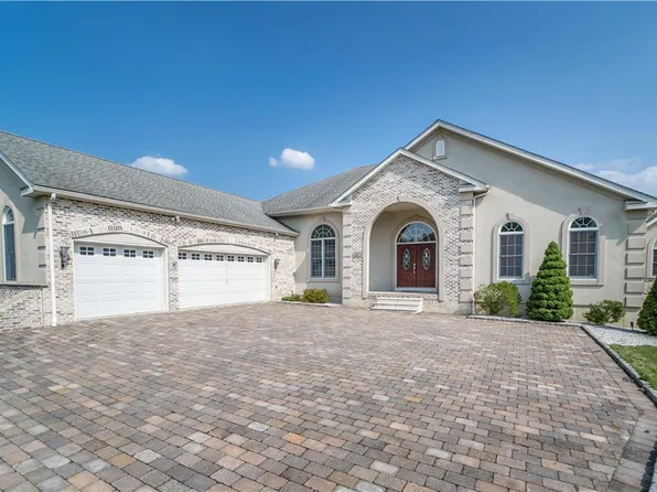 901 Meyer Rd, Nazareth, PA 18064