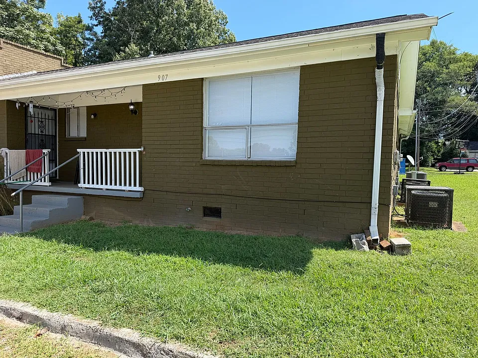 907 Stevens Ct NE