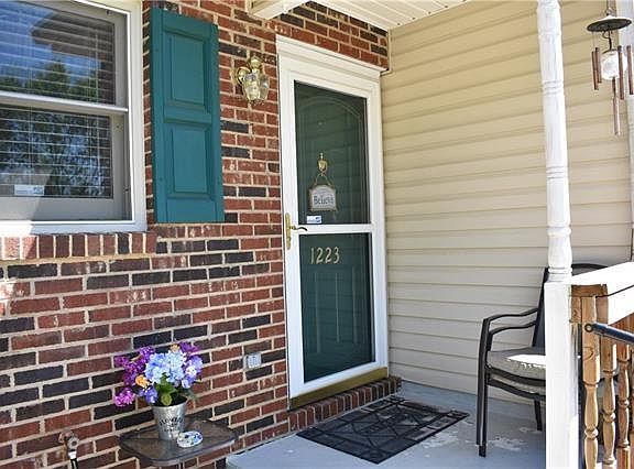 2nd image of 1223 Camelot Ct NE