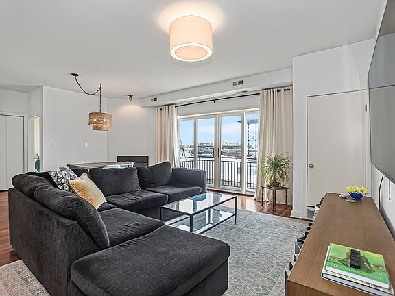 5th image of 2158 W Grand Ave Unit 508