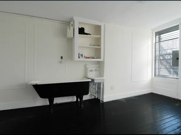 Apartment listing photo 2