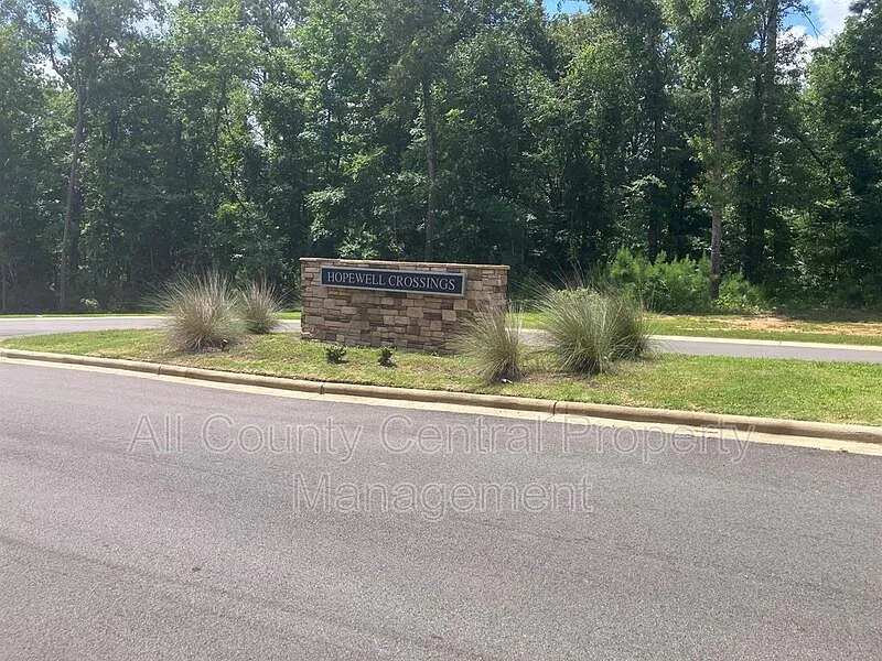 3 bed, 2.0 bath, 1432 sqft, $2,295 — Photo 4