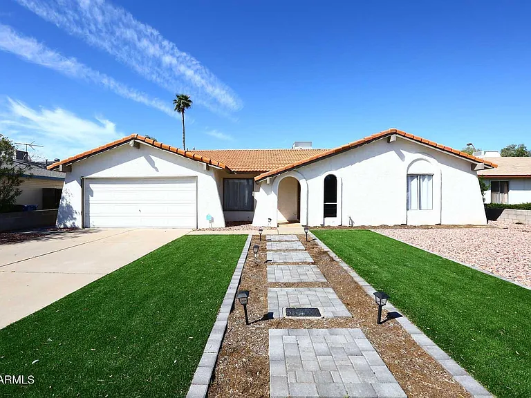 2634 S Cottonwood Dr — Photo 2